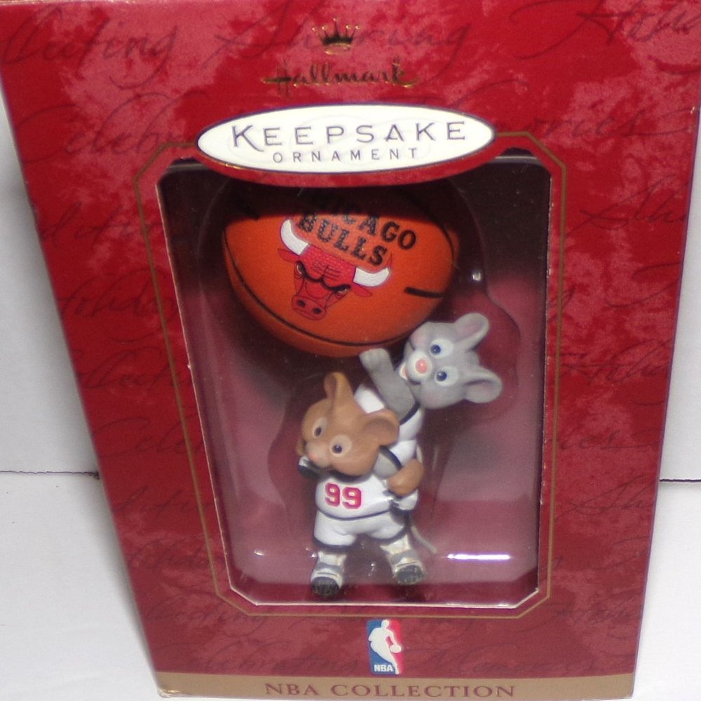 HALLMARK KEEPSAKE ORNAMENT "CHICAGO BULLS" THIS IS SO SWEET! HOLIDAY TREASURER!